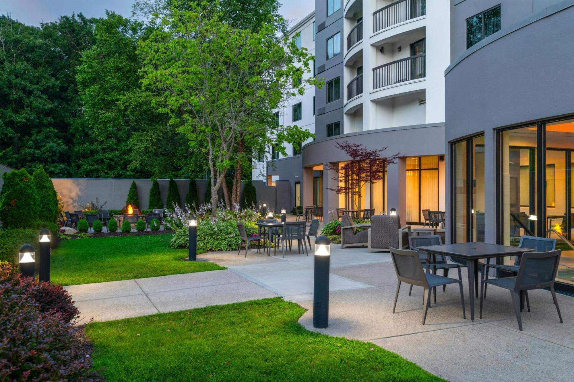 Courtyard By Marriott Providence Lincoln Hotel Exterior foto