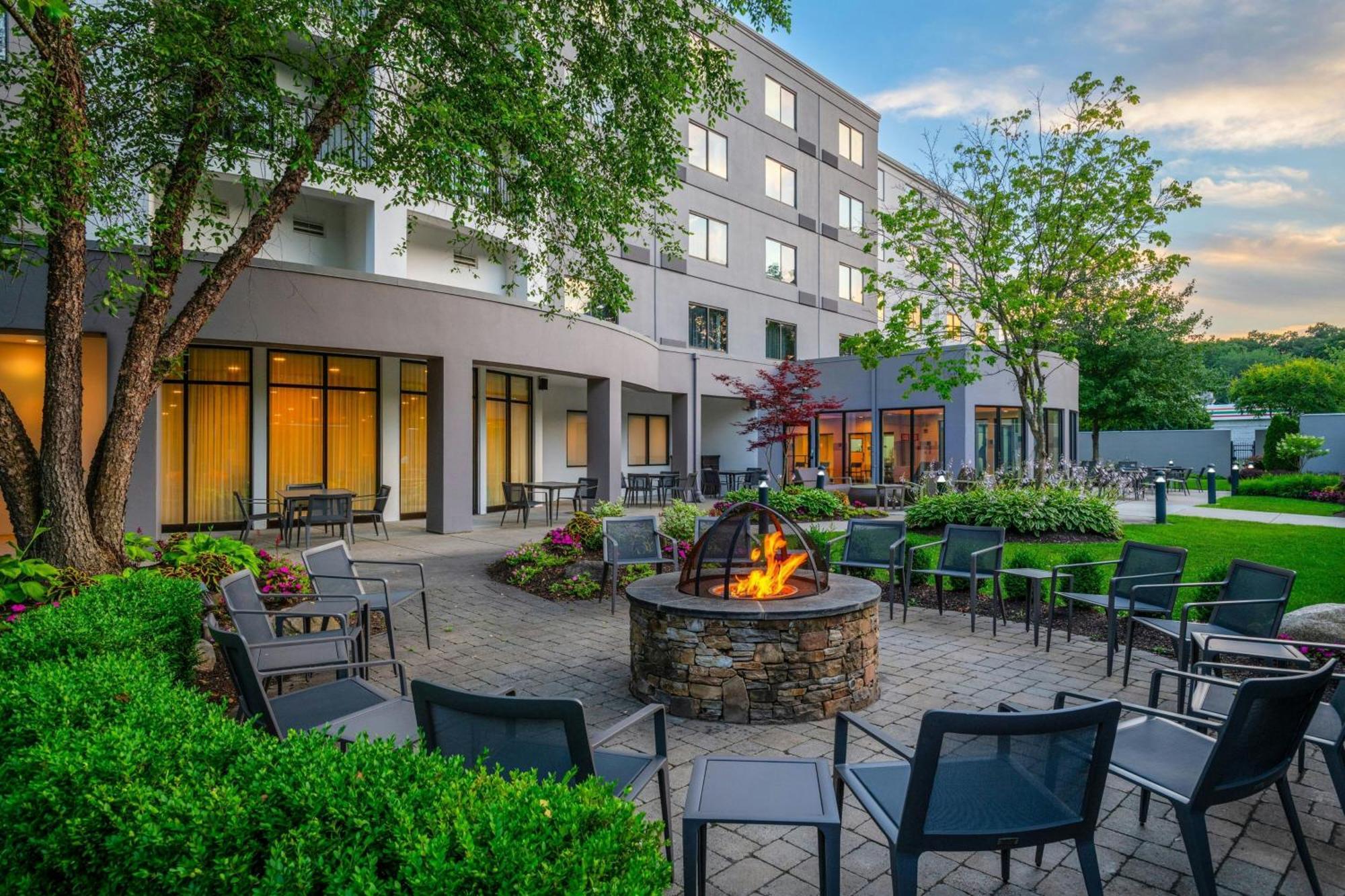 Courtyard By Marriott Providence Lincoln Hotel Exterior foto